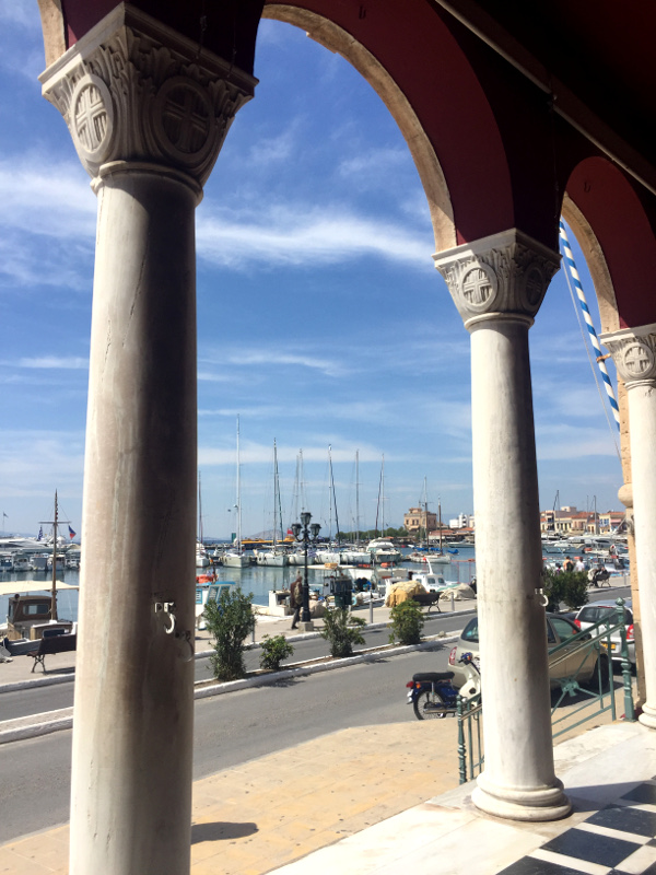 aeginan kirkon pylväitä